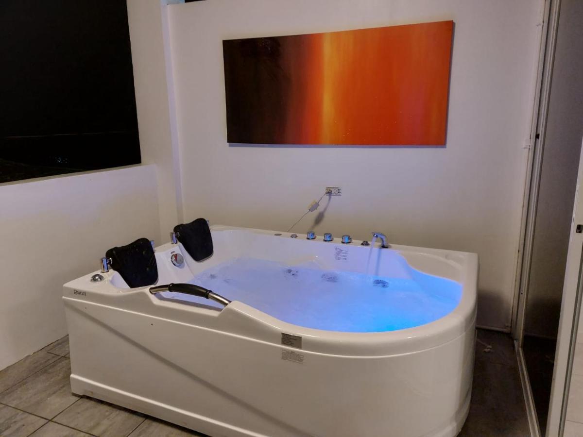 Bonsai Jacuzzi Suites Панглао Екстер'єр фото