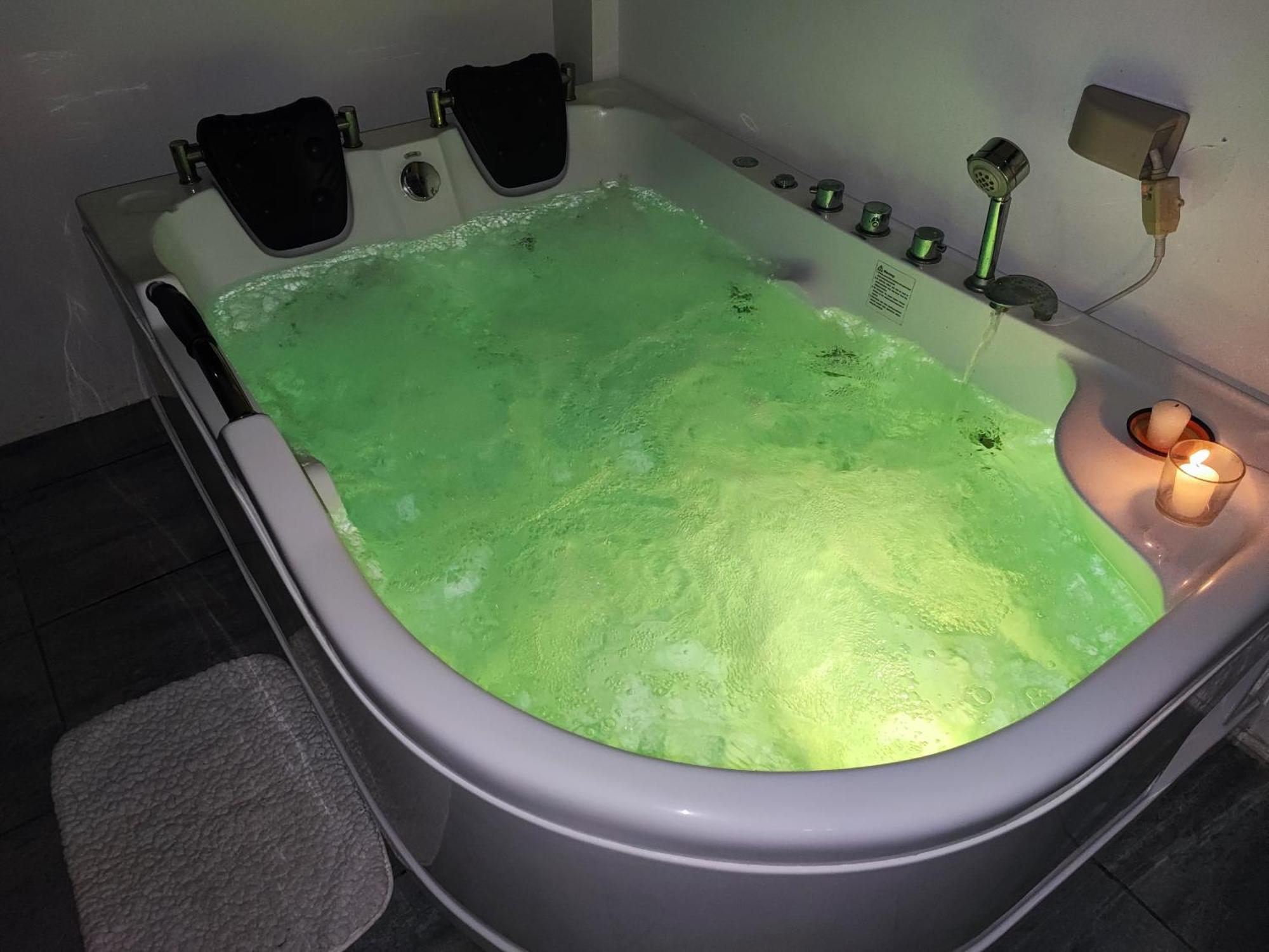 Bonsai Jacuzzi Suites Панглао Екстер'єр фото