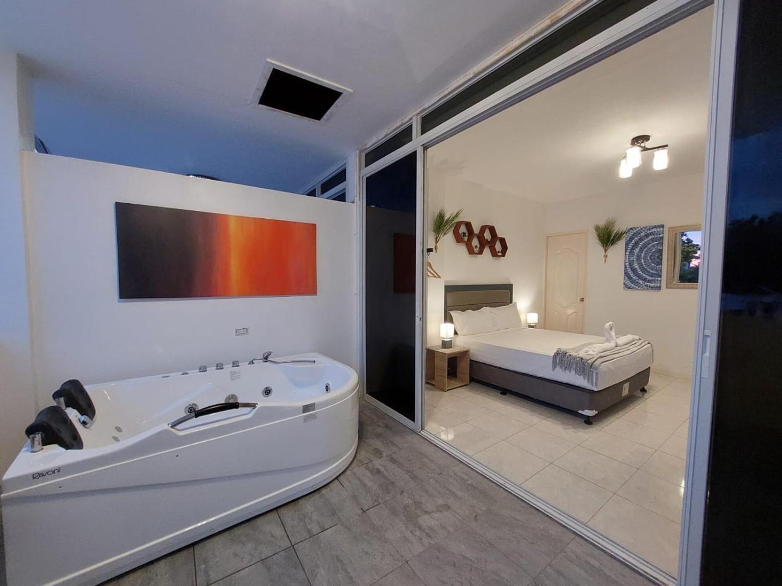 Bonsai Jacuzzi Suites Панглао Екстер'єр фото